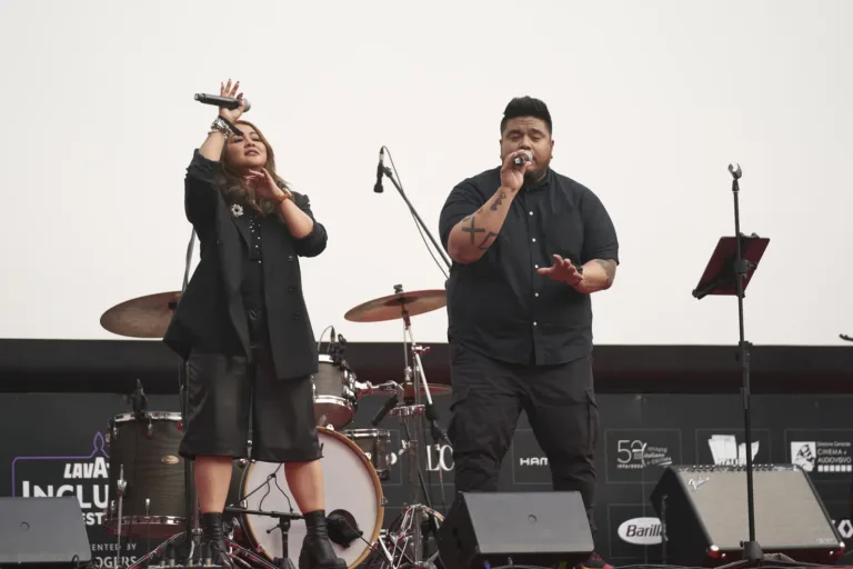 Singing duo