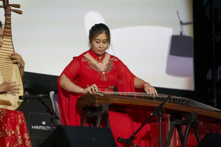 Guzheng player
